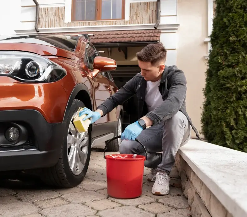 Lavage auto à domicile Grésy-sur-Isère : professionnel intervenant sur un véhicule